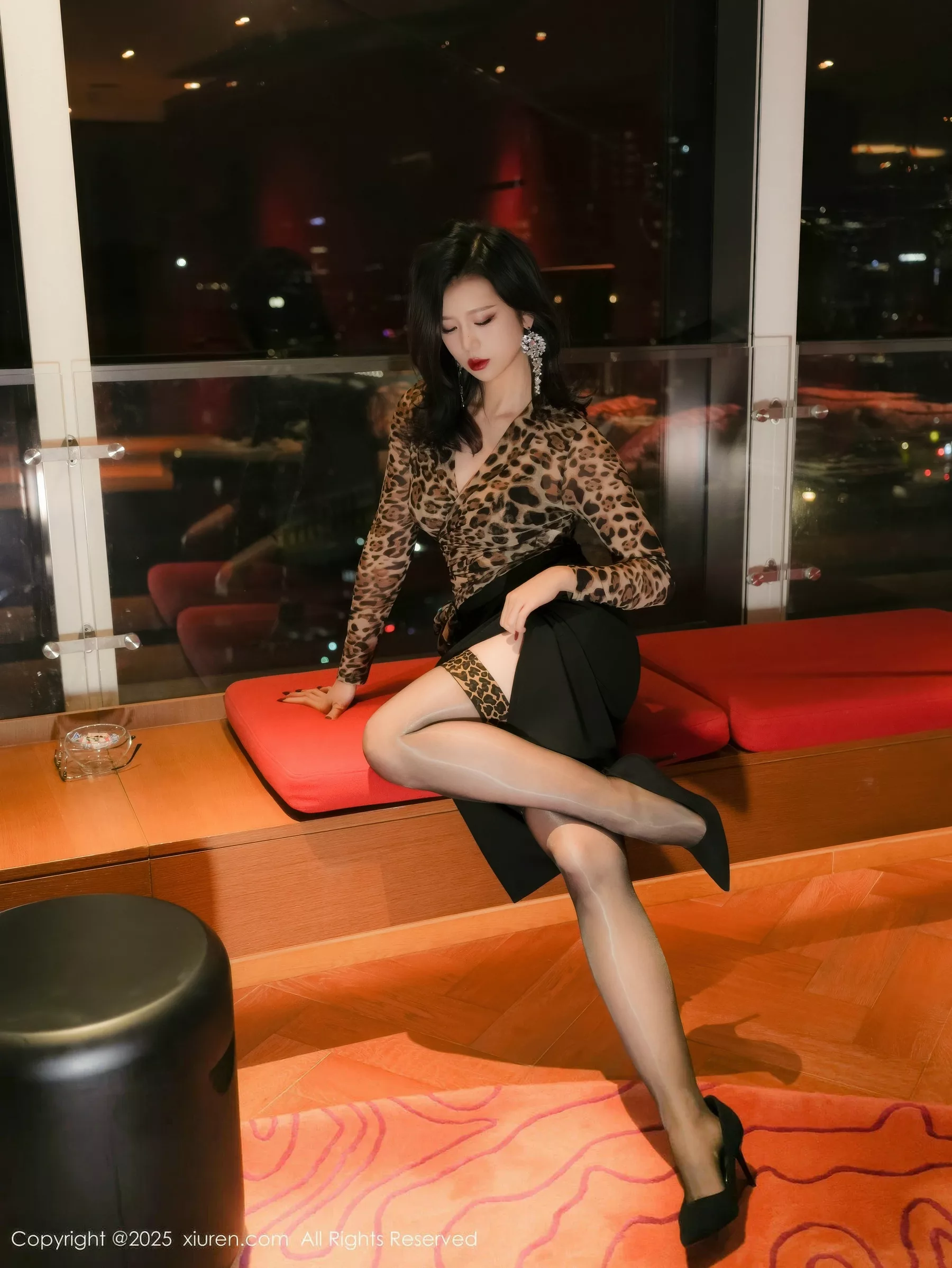 [XiuRen秀人网]第10901期玫瑰我爱你写真 photo 1-8