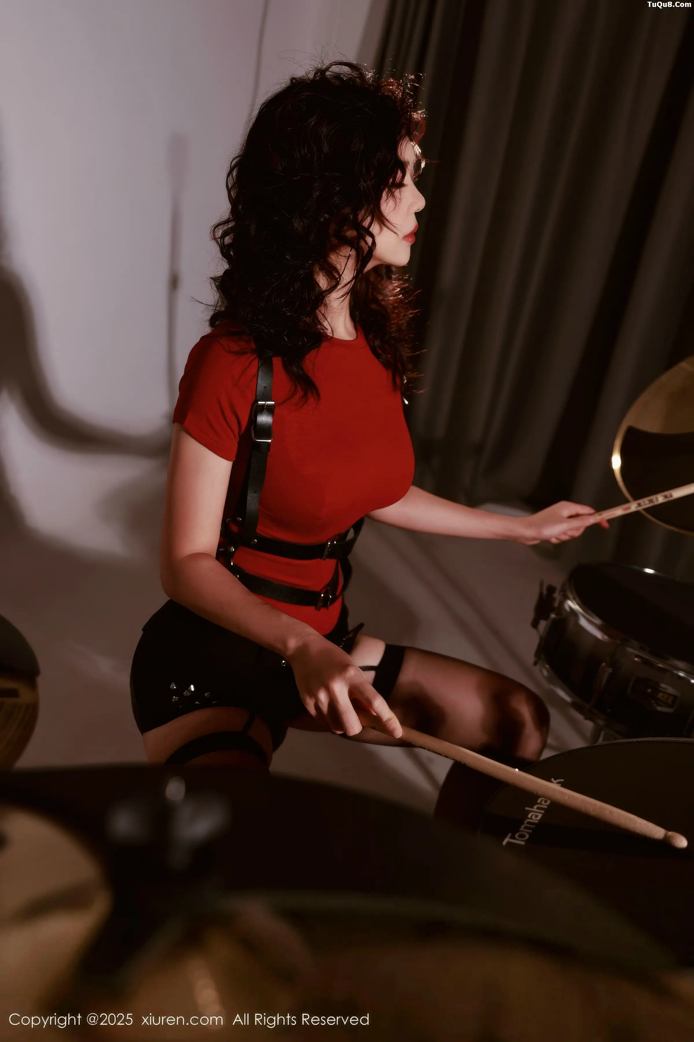 [XiuRen秀人网]第11066期玫瑰我爱你写真 photo 1-4